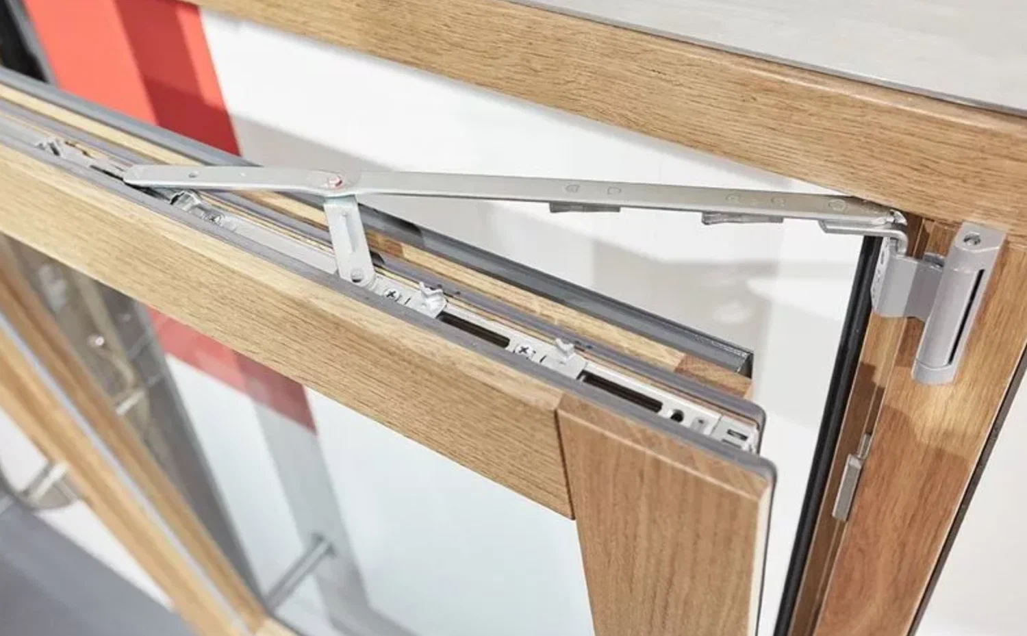 Установка поворотного механизма на окна