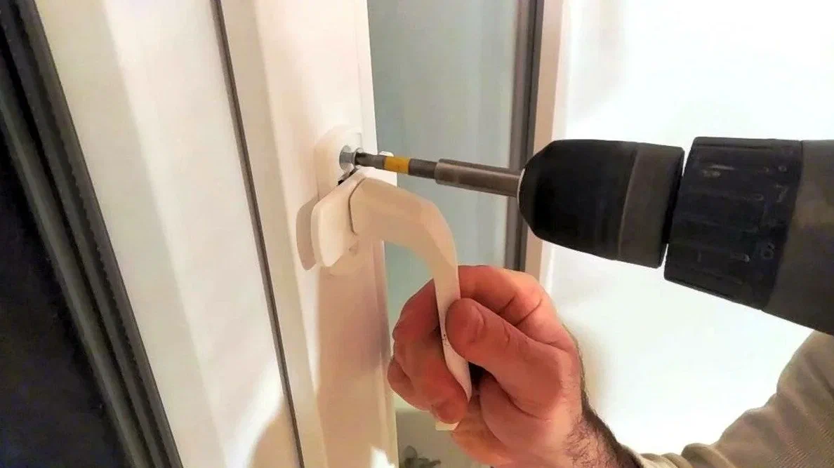 Когда необходима замена ручек на окнах